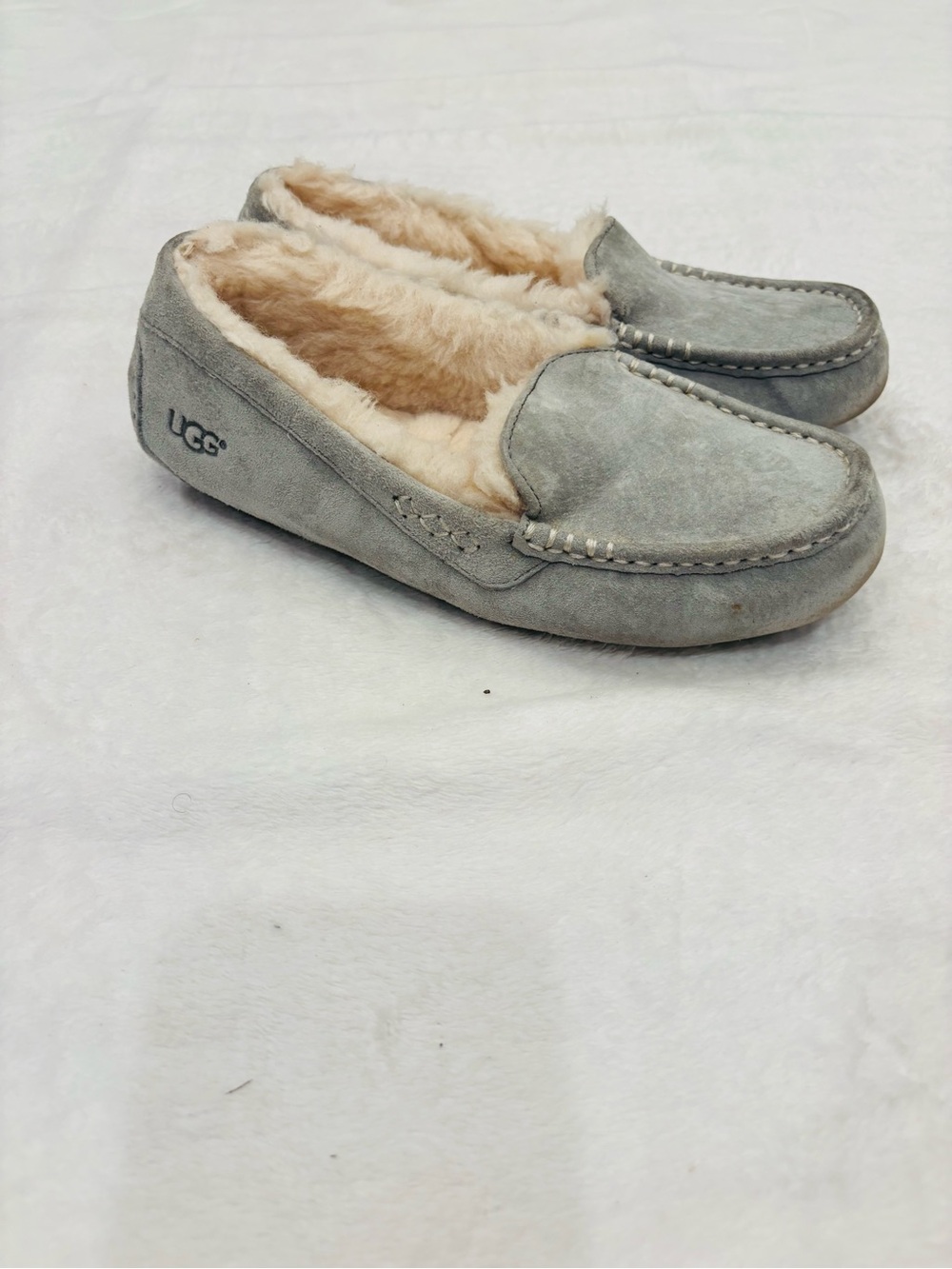 UGG Women’s Light Gray Suede Shearling Moccasin Slippers size 8